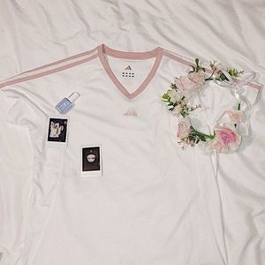 Cute adidas shirt with pink stripes 💓